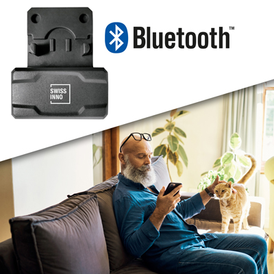 隧道式捕鼠器 No See No Touch – Connect Bluetooth 氛围横幅 方形生活方式横幅,展示 Connect 模块和 Bluetooth 符号,下方为客厅场景,画面中有人坐在沙发上使用智能手机并抚摸一只猫。